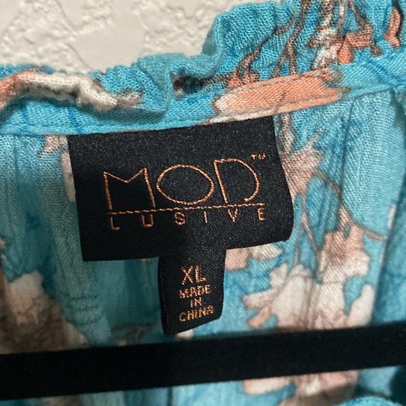 Adorable rayon flowered blouse sz xl. This could be worn with anything 😄 - Picture 3 of 5